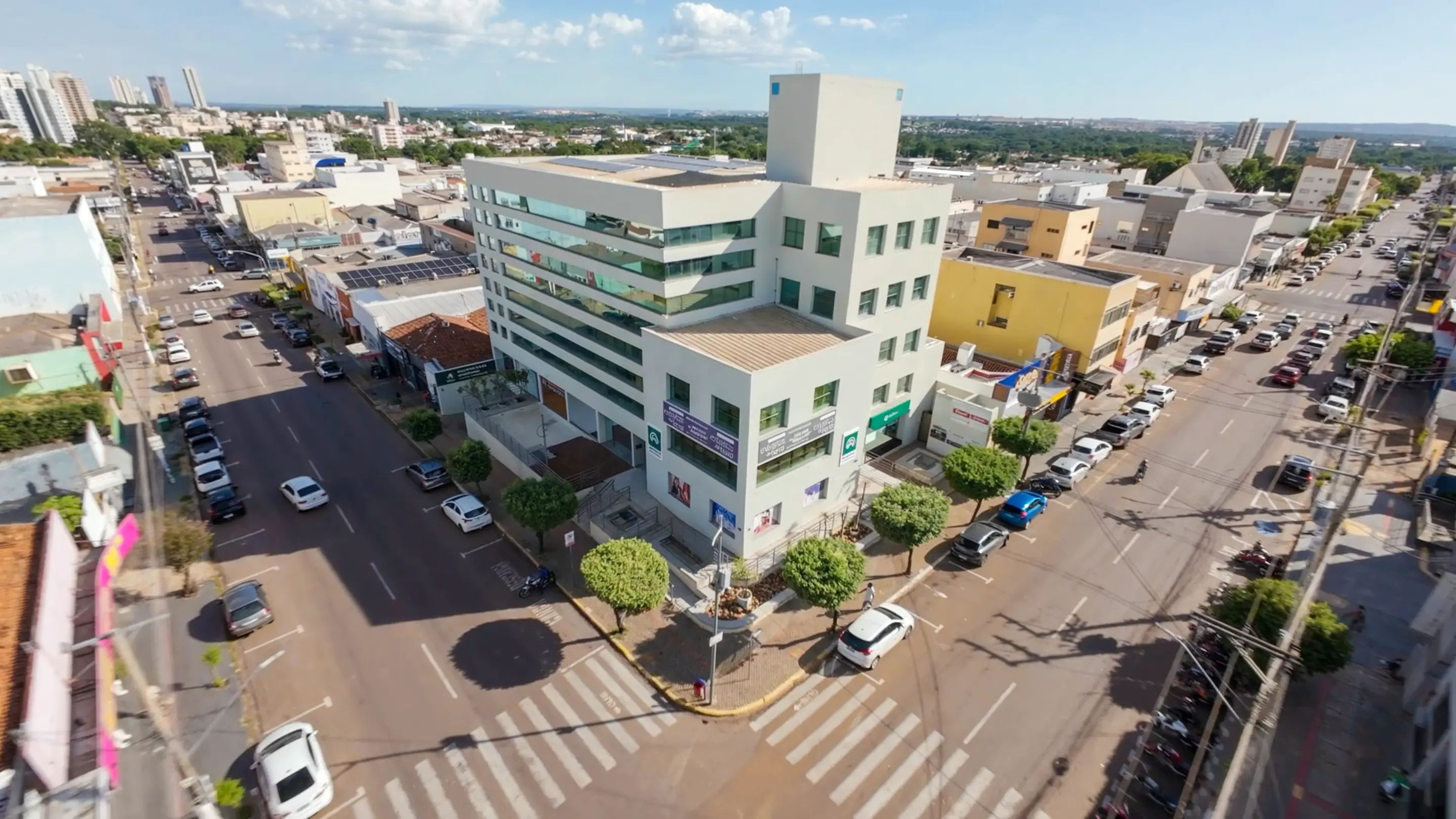 Edifício Montello visto do alto, na esquina da Av. Cuiabá, no centro de Rondonópolis